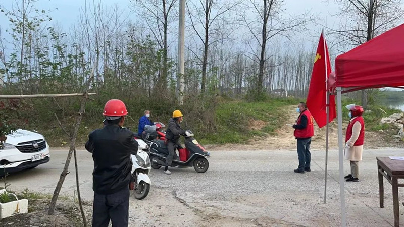 秦向阳（翁墩乡人大代表、金星村党支部书记）卡点劝返.jpg